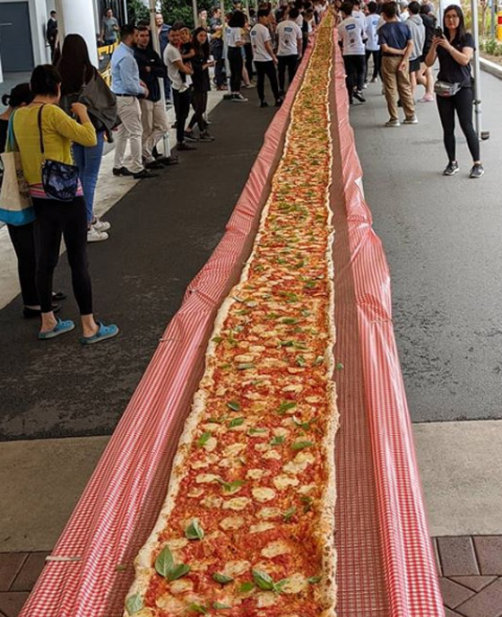 بيتزا ضخمة بطول 103 أمتار في حملة لمكافحة حرائق أستراليا! صورة رقم 18