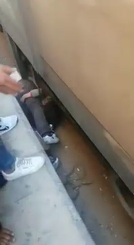 فيديو.. مصري ينقذ ابنته من الموت تحت عجلات القطار صورة رقم 1