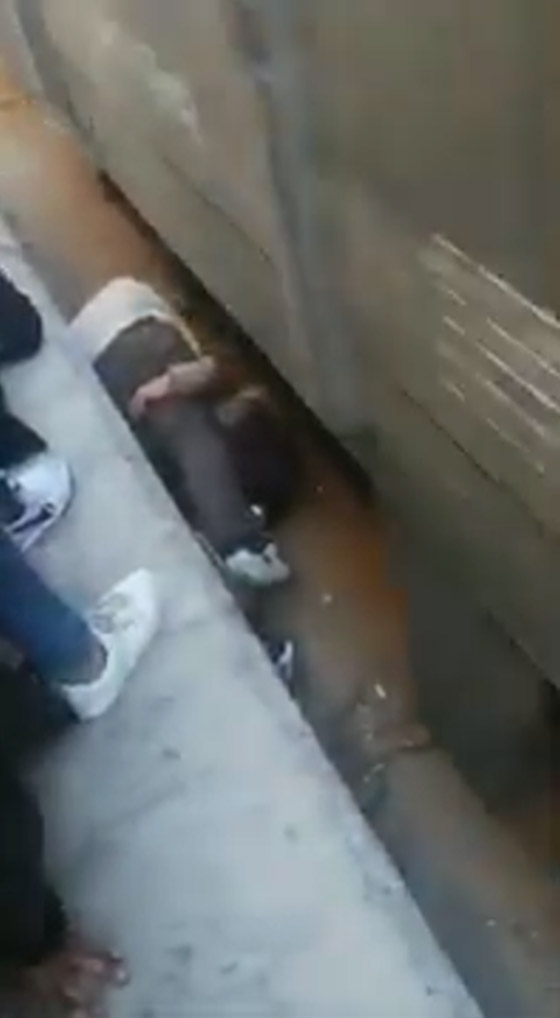 فيديو.. مصري ينقذ ابنته من الموت تحت عجلات القطار صورة رقم 2