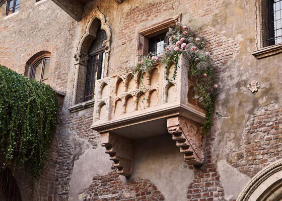 فرصة العمر بعيد الحب.. لم لا تعش قصة روميو وجولييت بهذا المنزل بإيطاليا؟ صورة رقم 3