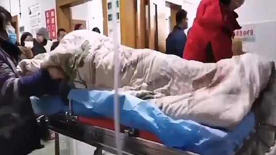 بالفيديو: لحظات قاسية ومخيفة لأحد المصابين بفيروس كورونا! صورة رقم 1