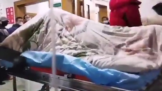 بالفيديو: لحظات قاسية ومخيفة لأحد المصابين بفيروس كورونا! صورة رقم 2