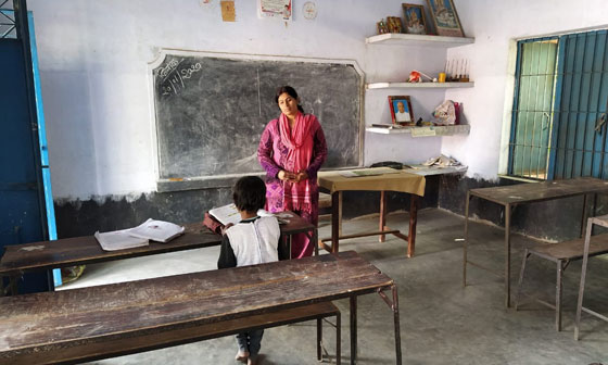 مفتوحة منذ سنوات وبها مدرِّسان وطباخ.. قصة مَدرسة هندية تقدم تعليمها لطالبة واحدة فقط! صورة رقم 2