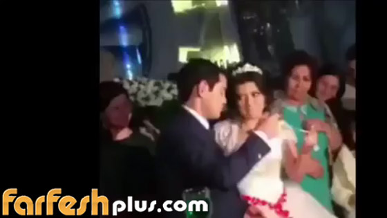 5 فيديوهات صادمة: حين تداعب العروس عريسها في حفل الزفاف فيصفعها! صورة رقم 6