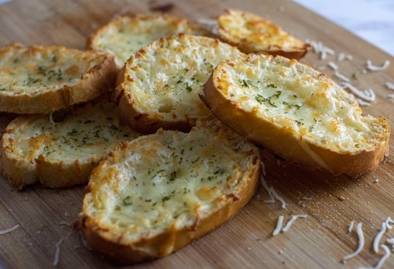 إليكم طريقة تحضير خبز الثوم بالجبنة السهل والطيب صورة رقم 8