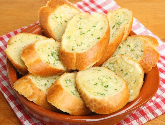 إليكم طريقة تحضير خبز الثوم بالجبنة السهل والطيب صورة رقم 13