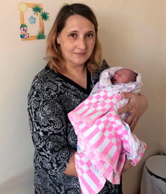 روسية لم تكن تعرف أنها حامل تنجب طفلة (معجزة) نمت خارج الرحم! صورة رقم 1