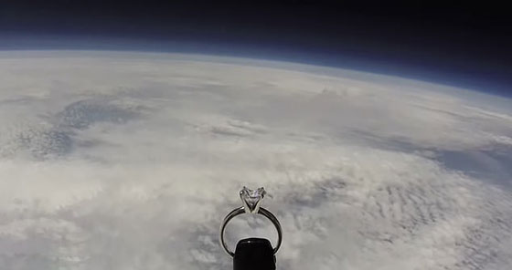 فعلٌ يفوق التوقعات.. طيار يرسل خاتم خطوبة إلى الفضاء في عرض زواج من خارج الأرض صورة رقم 6