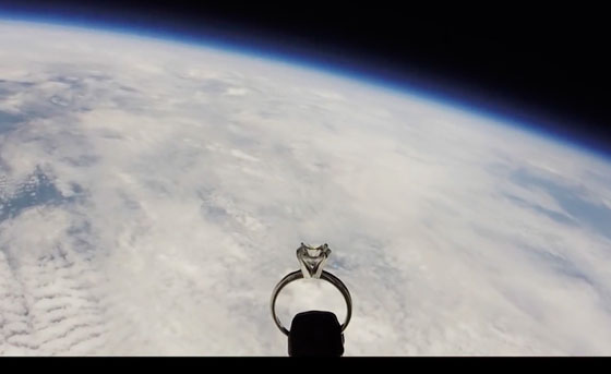 فعلٌ يفوق التوقعات.. طيار يرسل خاتم خطوبة إلى الفضاء في عرض زواج من خارج الأرض صورة رقم 11