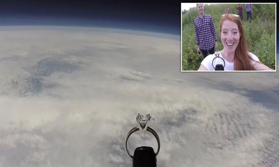 فعلٌ يفوق التوقعات.. طيار يرسل خاتم خطوبة إلى الفضاء في عرض زواج من خارج الأرض صورة رقم 1