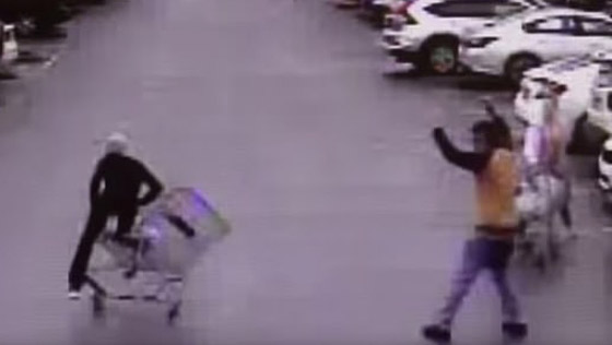 بالفيديو: متسوق يتدخل بطريقة غريبة لاعتقال سارق هارب صورة رقم 3
