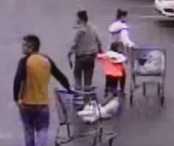 بالفيديو: متسوق يتدخل بطريقة غريبة لاعتقال سارق هارب صورة رقم 1