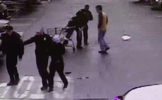 بالفيديو: متسوق يتدخل بطريقة غريبة لاعتقال سارق هارب صورة رقم 5
