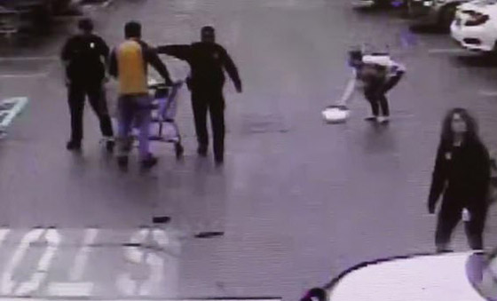 بالفيديو: متسوق يتدخل بطريقة غريبة لاعتقال سارق هارب صورة رقم 6