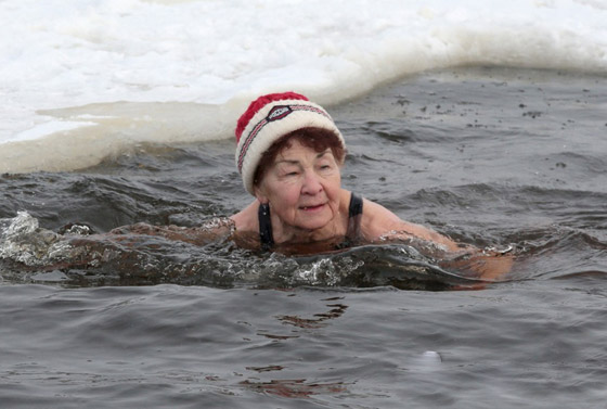 فيديو وصور: روسية عمرها 83 عاما تفوز ببطولة العالم فى السباحة! صورة رقم 9