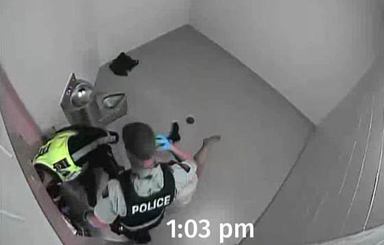 بالفيديو.. الشرطة الكندية لا تفرق بين الثمل والمصاب بسكتة دماغية صورة رقم 13