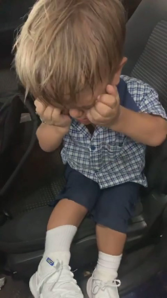 فيديو يدمي القلب: طفل يبكي ويرغب في الانتحار بسبب التنمر على مظهره! صورة رقم 4