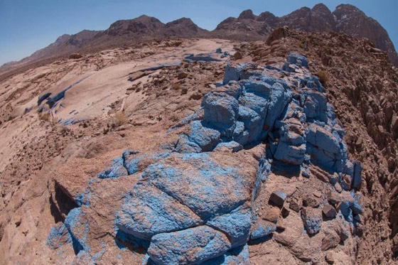 فعل الطبيعة أم الإنسان.. ما حقيقة الصحراء الزرقاء بسيناء مصر؟ صور صورة رقم 2