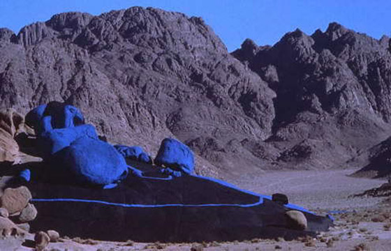 فعل الطبيعة أم الإنسان.. ما حقيقة الصحراء الزرقاء بسيناء مصر؟ صور صورة رقم 6