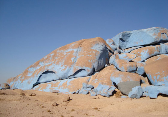 فعل الطبيعة أم الإنسان.. ما حقيقة الصحراء الزرقاء بسيناء مصر؟ صور صورة رقم 8