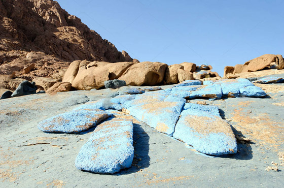 فعل الطبيعة أم الإنسان.. ما حقيقة الصحراء الزرقاء بسيناء مصر؟ صور صورة رقم 11