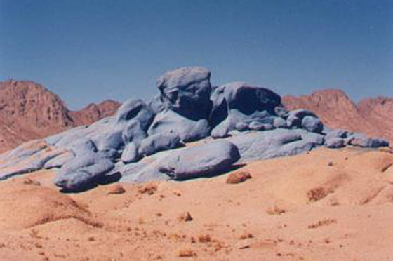 فعل الطبيعة أم الإنسان.. ما حقيقة الصحراء الزرقاء بسيناء مصر؟ صور صورة رقم 13