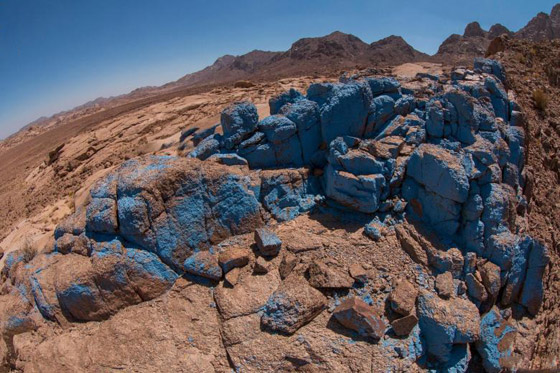 فعل الطبيعة أم الإنسان.. ما حقيقة الصحراء الزرقاء بسيناء مصر؟ صور صورة رقم 1