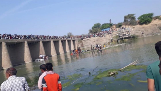 حادث مأساوي.. مقتل 24 شخصا بسقوط حافلة وغرقها في نهر في الهند صورة رقم 1