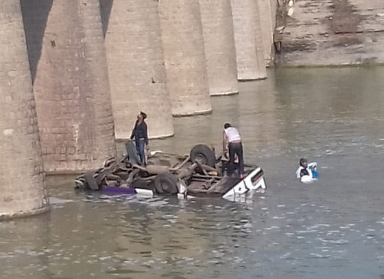 حادث مأساوي.. مقتل 24 شخصا بسقوط حافلة وغرقها في نهر في الهند صورة رقم 3