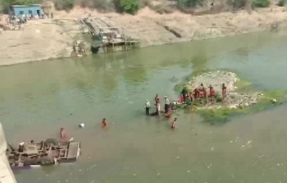 حادث مأساوي.. مقتل 24 شخصا بسقوط حافلة وغرقها في نهر في الهند صورة رقم 5