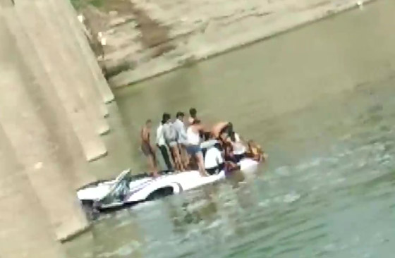 حادث مأساوي.. مقتل 24 شخصا بسقوط حافلة وغرقها في نهر في الهند صورة رقم 6
