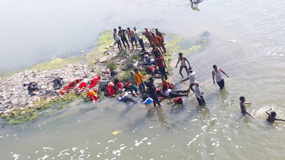 حادث مأساوي.. مقتل 24 شخصا بسقوط حافلة وغرقها في نهر في الهند صورة رقم 8