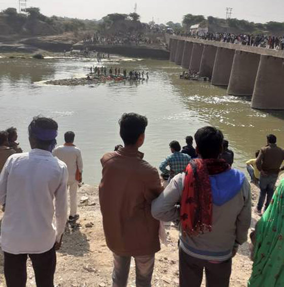 حادث مأساوي.. مقتل 24 شخصا بسقوط حافلة وغرقها في نهر في الهند صورة رقم 10