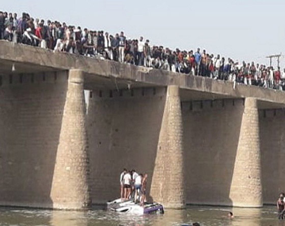 حادث مأساوي.. مقتل 24 شخصا بسقوط حافلة وغرقها في نهر في الهند صورة رقم 11