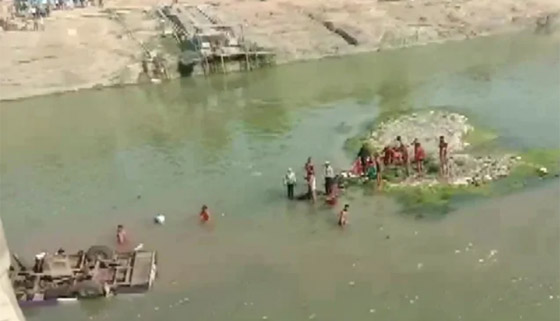 حادث مأساوي.. مقتل 24 شخصا بسقوط حافلة وغرقها في نهر في الهند صورة رقم 12