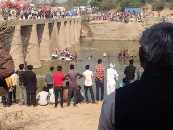 حادث مأساوي.. مقتل 24 شخصا بسقوط حافلة وغرقها في نهر في الهند صورة رقم 14
