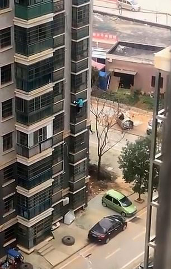 فيديو مثير: مسنة صينية تتسلق 8 طوابق لأسفل هربا من حبس ابنها لها  صورة رقم 1