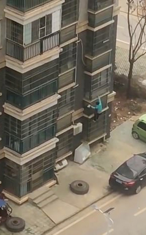 فيديو مثير: مسنة صينية تتسلق 8 طوابق لأسفل هربا من حبس ابنها لها  صورة رقم 3