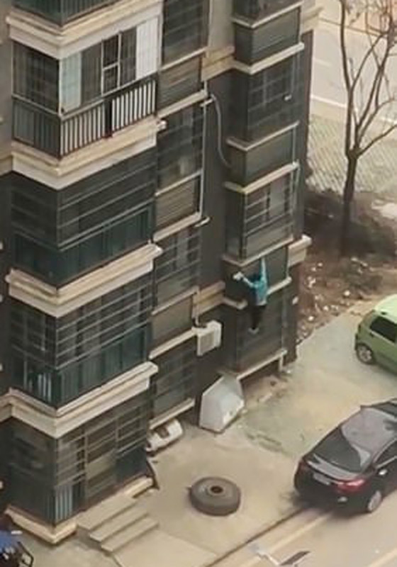 فيديو مثير: مسنة صينية تتسلق 8 طوابق لأسفل هربا من حبس ابنها لها  صورة رقم 4