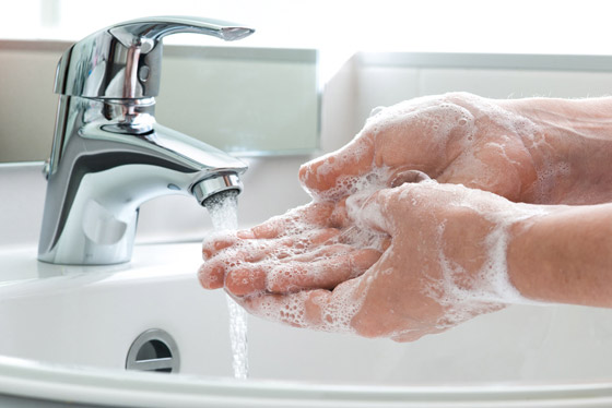 إليكم الطريقة الصحيحة لغسل اليدين وتطهيرهم من البكتيريا والفيروسات! صورة رقم 1