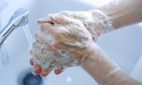 إليكم الطريقة الصحيحة لغسل اليدين وتطهيرهم من البكتيريا والفيروسات! صورة رقم 4