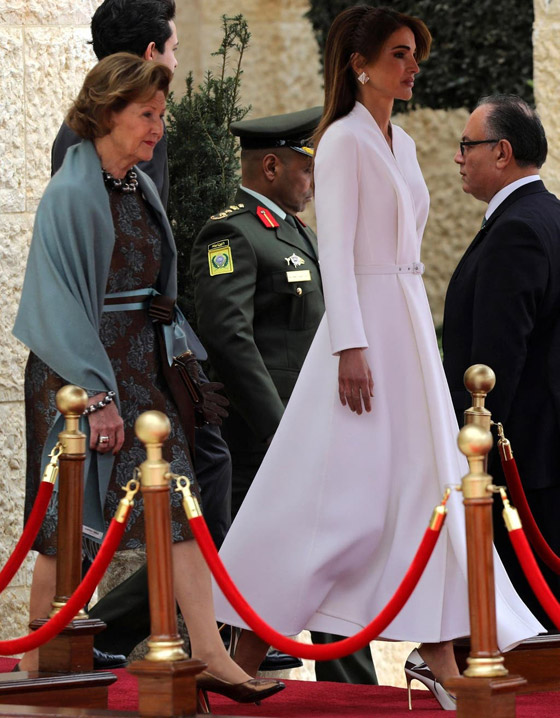 بالصور.. الملكة رانيا ترتدي أبرز لونين لهذا الموسم صورة رقم 1