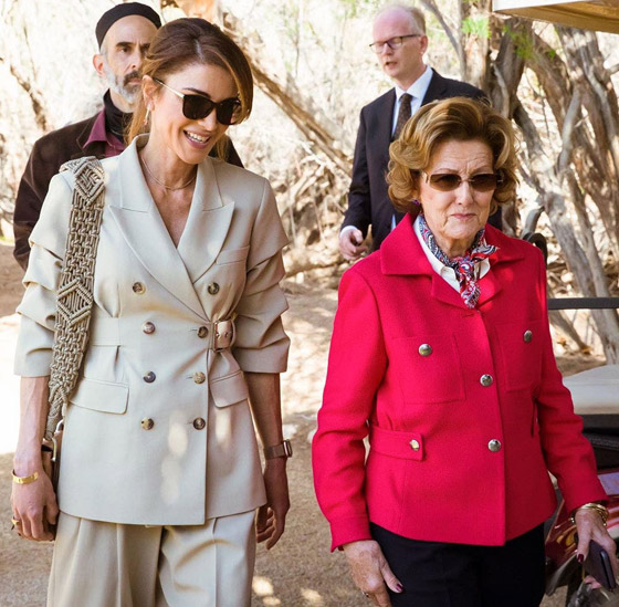 بالصور.. الملكة رانيا ترتدي أبرز لونين لهذا الموسم صورة رقم 3