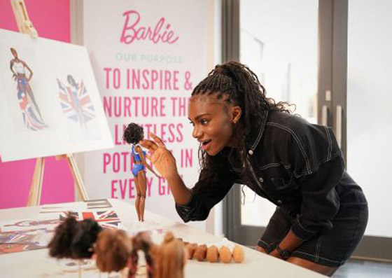 بالصور: شركة باربي تطلق دمية جديدة بشكل أسرع امرأة في بريطانيا صورة رقم 15