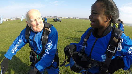 مسن (95 عاما) يُقنع دار الرعاية التي يسكنها بالسماح له القفز بالمظلات! صورة رقم 6