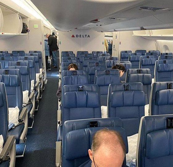 مسافرون يشاركون لقطات لرحلاتهم في طائرات شبه خالية بسبب كورونا صورة رقم 3