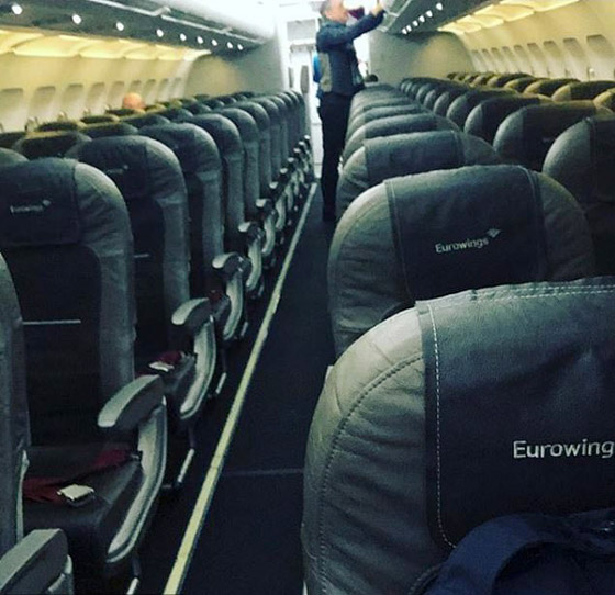 مسافرون يشاركون لقطات لرحلاتهم في طائرات شبه خالية بسبب كورونا صورة رقم 5
