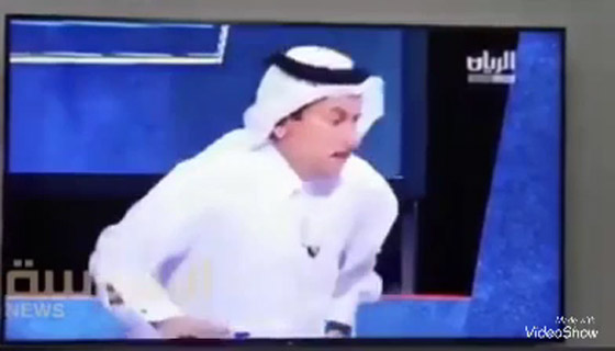 شاهدوا.. هروب نائب وزير الصحة القطري بعد عطس المذيع في الأستوديو صورة رقم 1
