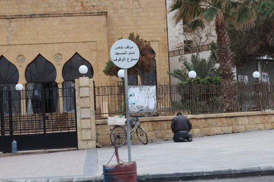 صور من لبنان: بعد إقفال المساجد مصلّون بالهواء الطلق يتحدّون كورونا! صورة رقم 2