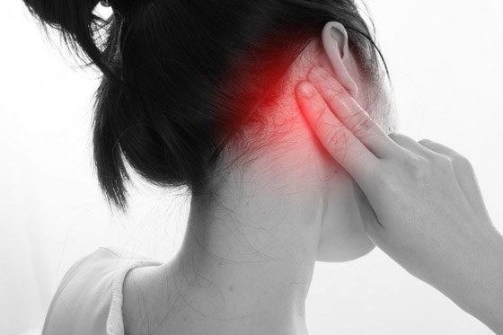 هل يزعجك الألم المتكرر خلف الأذن؟ إليك الأسباب المحتملة له والعلاج صورة رقم 1